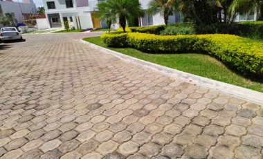 Casa de tres recamaras, en conjunto residencial con alberca en Jiutepec, Mor.