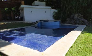 Casa de tres recamaras, en conjunto residencial con alberca en Jiutepec, Mor.