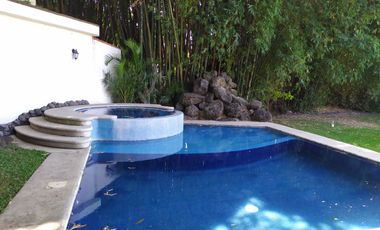 Casa de tres recamaras, en conjunto residencial con alberca en Jiutepec, Mor.