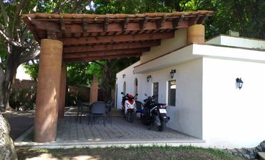 Casa de tres recamaras, en conjunto residencial con alberca en Jiutepec, Mor.