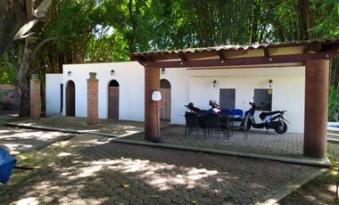 Casa de tres recamaras, en conjunto residencial con alberca en Jiutepec, Mor.