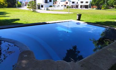 Casa de tres recamaras, en conjunto residencial con alberca en Jiutepec, Mor.