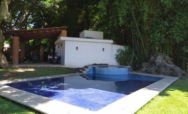 Casa de tres recamaras, en conjunto residencial con alberca en Jiutepec, Mor.