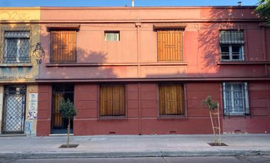 ¡ Se vende increíble Casa de Dos Pisos en el Barrio Patrimonial de Santiago Centro!