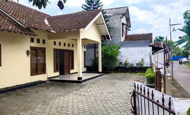 Rumah Halaman Luas dekat Kampus UST Jalan Batikan