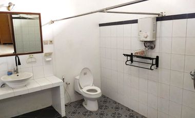 Rumah Halaman Luas dekat Kampus UST Jalan Batikan
