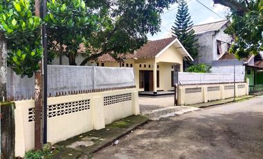 Rumah Halaman Luas dekat Kampus UST Jalan Batikan