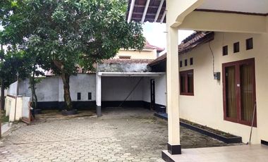 Rumah Halaman Luas dekat Kampus UST Jalan Batikan