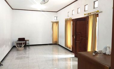 Rumah Halaman Luas dekat Kampus UST Jalan Batikan
