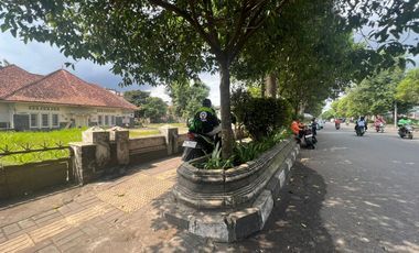 Land for Sale on the roadside Jogja City. Get free building for bonus. Near Yogyakarta Palace