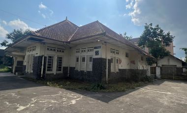 Land for Sale on the roadside Jogja City. Get free building for bonus. Near Yogyakarta Palace