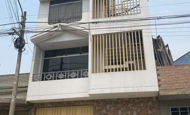 Ocasión Venta de Casa de 3 pisos con Local Comercial mas Aires en Carabayllo