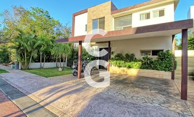 Casa en Venta en Cancún en Residencial Lagos del Sol con 4 recámaras