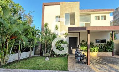 Casa en Venta en Cancún en Residencial Lagos del Sol con 4 recámaras