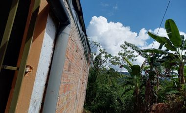 TERRENO 400 M2 CON CASA PARTE ALTA ZONA URBANA