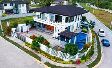 GRAND 2-STOREY, 5-BEDROOM HOUSE WITH POOL & BALCONY FOR SALE IN PORTO LAIYA