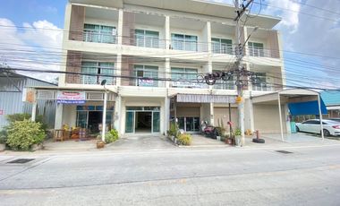 3-story commercial building for sale, 0.4 km from Sukhumvit Road, good location in a community area. Suitable for trading or living in Ban Chang, Rayong.