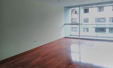 Lindo departamento ubicado en calle cerrada frente a parque.