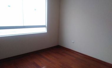 Lindo departamento ubicado en calle cerrada frente a parque.