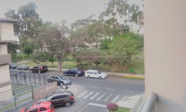 Lindo departamento ubicado en calle cerrada frente a parque.