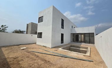 NUEVA CASA AMPLIA CON PISCINA EN PRIVADA DE CONKAL