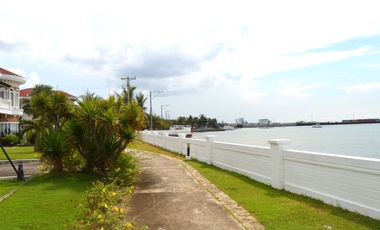 House with Beautiful Landscaped Garden in a beachfront community in Minglanilla, Cebu