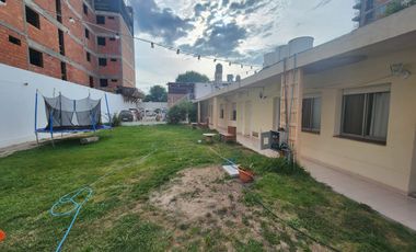 Vendo importante propiedad en Puerto madryn Hostel  y local comercial .