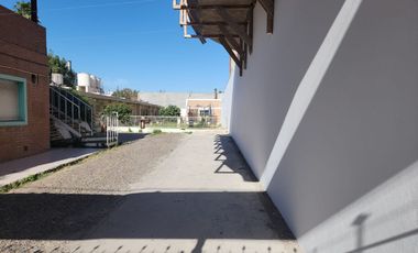 Vendo importante propiedad en Puerto madryn Hostel  y local comercial .
