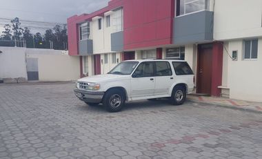 EN CALDERÓN SE VENDE CASA