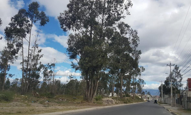 EN CALDERÓN SE VENDE CASA
