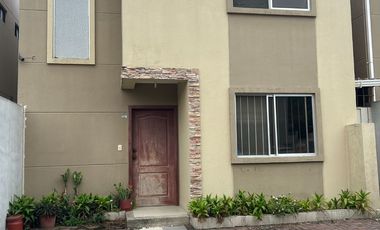 VENDO POR VIAJE CASA EN VILLA CLUB ETAPA LUNA