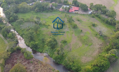¡Finca de ensueño! 6 cabañas, piscina, cancha de pasto sintético y acceso al río. ¡No te pierdas esta oportunidad!