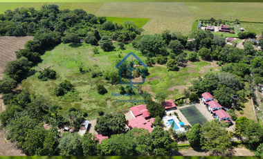 ¡Finca de ensueño! 6 cabañas, piscina, cancha de pasto sintético y acceso al río. ¡No te pierdas esta oportunidad!