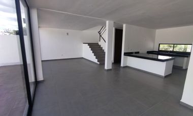CASA EN VENTA EN PRIVADA PRADERAS DEL MAYAB MOD. TRÉBOL