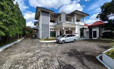 Rumah Mewah dengan Tanah yang luas ada kolam renang & Pendopo di Maguwo Sleman
