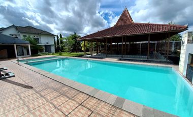Rumah Mewah dengan Tanah yang luas ada kolam renang & Pendopo di Maguwo Sleman