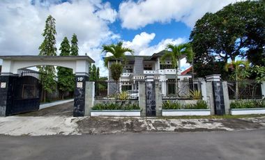 Rumah Mewah dengan Tanah yang luas ada kolam renang & Pendopo di Maguwo Sleman