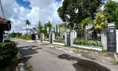 Rumah Mewah dengan Tanah yang luas ada kolam renang & Pendopo di Maguwo Sleman