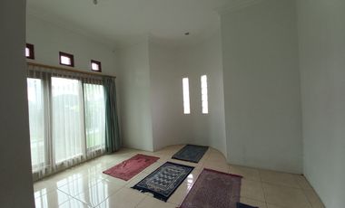Rumah Mewah dengan Tanah yang luas ada kolam renang & Pendopo di Maguwo Sleman