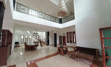Rumah Mewah dengan Tanah yang luas ada kolam renang & Pendopo di Maguwo Sleman