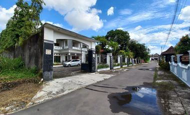 Rumah Mewah dengan Tanah yang luas ada kolam renang & Pendopo di Maguwo Sleman
