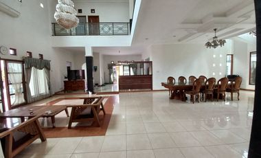 Rumah Mewah dengan Tanah yang luas ada kolam renang & Pendopo di Maguwo Sleman