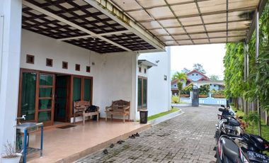 Rumah Mewah dengan Tanah yang luas ada kolam renang & Pendopo di Maguwo Sleman
