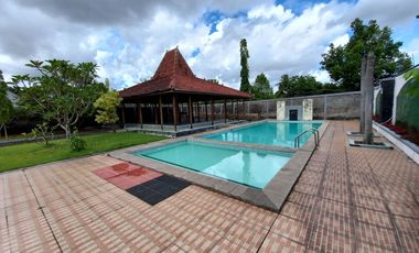 Rumah Mewah dengan Tanah yang luas ada kolam renang & Pendopo di Maguwo Sleman