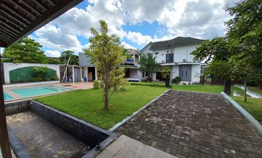 Rumah Mewah dengan Tanah yang luas ada kolam renang & Pendopo di Maguwo Sleman