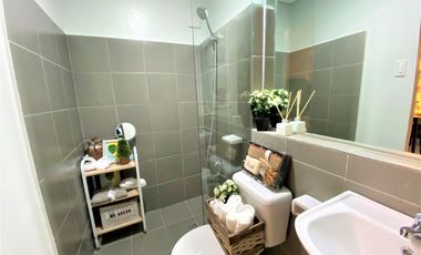 1 Bedroom condo unit w/ Balcony Facing Skyline near NAIA Terminal