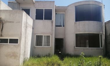 EXCELENTE CASA CON TERRENO