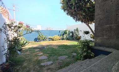 HERMOSA CASA AL NORTE DE CUERNAVACA, AMPLIO JARDÍN, BONITOS ACABADOS, CESIÓN DE DERECHOS