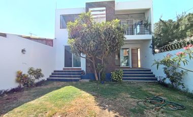 HERMOSA CASA AL NORTE DE CUERNAVACA, AMPLIO JARDÍN, BONITOS ACABADOS, CESIÓN DE DERECHOS