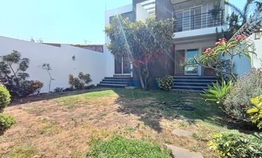 HERMOSA CASA AL NORTE DE CUERNAVACA, AMPLIO JARDÍN, BONITOS ACABADOS, CESIÓN DE DERECHOS